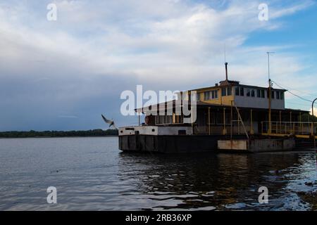 Schiffshaus auf dem Wasser am Dnieper River im Frühling bei Sonnenuntergang Stockfoto