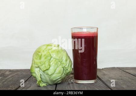 Rüben-Saft in einem Glas und Kohlkopf Stockfoto