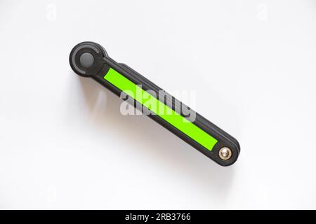 Segmentiertes Fahrradschloss mit Diebstahlsicherung auf weißer Nahaufnahme Stockfoto