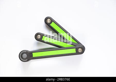 Segmentiertes Fahrradschloss mit Diebstahlsicherung auf weißer Nahaufnahme Stockfoto