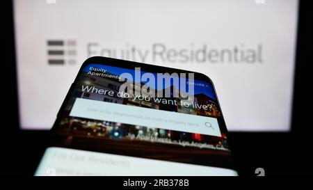 Mobiltelefon mit Webseite des US-Immobilienunternehmens Equity Residence auf dem Bildschirm vor dem Unternehmenslogo. Fokus auf oberer linker Seite des Telefondisplays. Stockfoto