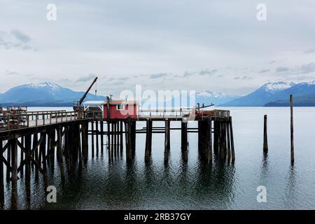 Ein Angelpier in Icy Strait Point, einem beliebten Kreuzfahrthafen in Alaska, und verfügt über eine vollständig restaurierte Lachskonservenfabrik Stockfoto