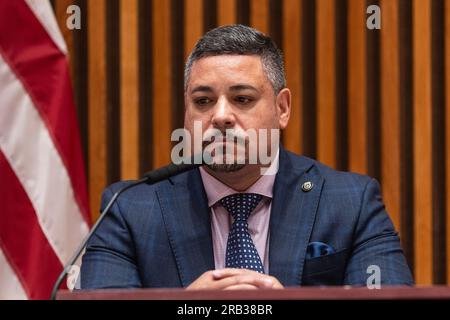 New York, Usa. 06. Juli 2023. Der amtierende Polizeikommissar Edward Caban nimmt an der Pressekonferenz Teil, bei der er die Kriminalstatistik der Stadt für Juni im NYPD-Hauptquartier bekannt gibt. An der Besprechung nahmen der Chief of Detectives, Executive Officer Joseph Kenny, Chief of Crime Control Strategies Michael LiPetri, Chief of Department Jeffrey Maddrey, Chief of Patrol John Chell, Chief of Housing Martine Materasso, Chief of Transit Michael Kemper Teil. (Foto: Lev Radin/Pacific Press) Kredit: Pacific Press Media Production Corp./Alamy Live News Stockfoto