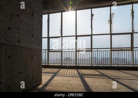 Im neu errichteten Gebäude scheint die Sonne. Stockfoto