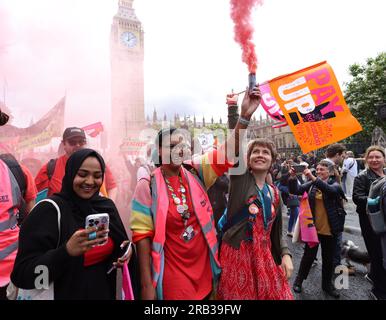 London, Großbritannien. 05. Juli 2023. Tausende von Lehrern und Unterstützern auf einem protestmarsch in das Parlament in London am 5. Juli 2023. Kredit: Paul Marriott/Alamy Live News Stockfoto