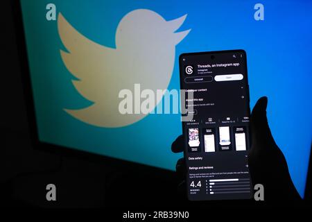 7. Juli 2023, Kalkutta, Westbengalen, Indien: In dieser Fotoabbildung wurden die App-Threads von Meta auf einem Mobiltelefon angezeigt. Threads ist die neueste App, die von Meta gestartet wurde. Metas neue Social-Media-Plattform Threads eröffneten einen massiven Start. Am ersten Tag wurden über 30 Millionen neue Anmeldungen und 95 Millionen Beiträge veröffentlicht. Das hat anscheinend Twitter's Besitzer, Elon Musk, wütend gemacht, weshalb er damit gedroht hat, Meta zu verklagen. Mehr als 30 Millionen Benutzer haben sich für Threads registriert, die neue App, die von Meta Platforms Inc. Entwickelt wurde, um direkt mit Twitter zu konkurrieren und die bedeutendste Cha darzustellen Stockfoto