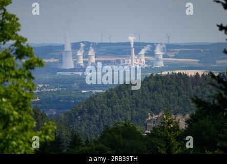 Oybin, Deutschland. 06. Juli 2023. Blick auf das Braunkohlekraftwerk Turów nördlich des Tagebaus Turow. Das Tagebau befindet sich in der Nähe von Zittau auf polnischem Territorium. Kredit: Robert Michael/dpa/Alamy Live News Stockfoto