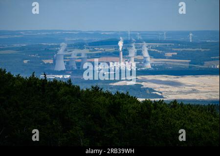 Oybin, Deutschland. 06. Juli 2023. Blick auf das Braunkohlekraftwerk Turów nördlich des Tagebaus Turow. Das Tagebau befindet sich in der Nähe von Zittau auf polnischem Territorium. Kredit: Robert Michael/dpa/Alamy Live News Stockfoto