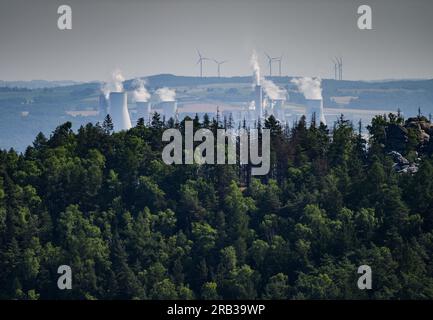 Oybin, Deutschland. 06. Juli 2023. Blick auf das Braunkohlekraftwerk Turów nördlich des Tagebaus Turow. Das Tagebau befindet sich in der Nähe von Zittau auf polnischem Territorium. Kredit: Robert Michael/dpa/Alamy Live News Stockfoto