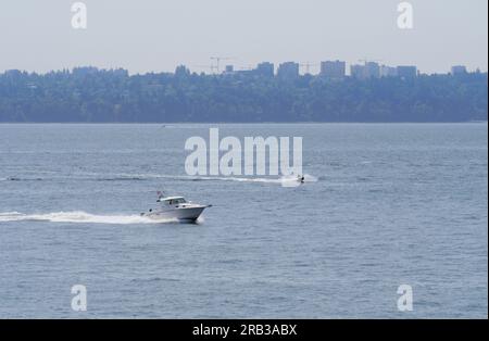 Boot im Pazifik vor der Küste des Lighthouse Park, West Vancouver, British Columbia, Kanada Stockfoto