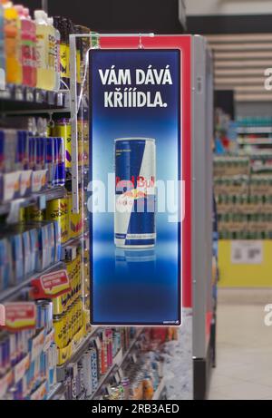 Red Bull Energydrink mit Juneberry-Geschmack, Werbespot mit Hintergrundbeleuchtung am 18. Juni 2023 in Prag, Tschechische Republik Stockfoto