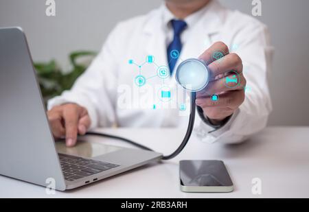 Arzt zeigt Stethoskop und medizinische Symbole im Krankenhaus. Medizinische Versorgung und medizinische Dienste. Stockfoto