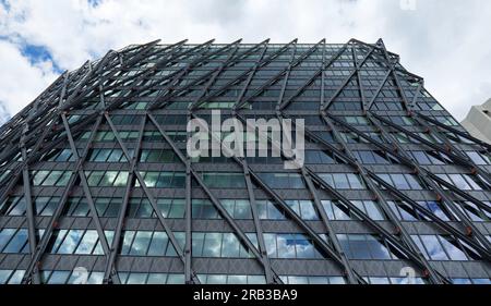 London - 05 28 2022: Blick vom Paddington Basin auf das Brunel Building Stockfoto