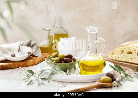 Oliven, Ciabatta und Olivenöl in einer Flasche Stockfoto