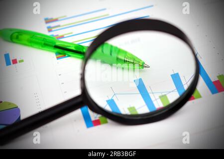 X#Geschäftsdiagramme in Lupe Stockfoto