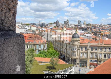 Panoramablick auf Porto mit Blumenkästen aus Stein vom Clérigos Tower im Vordergrund Stockfoto