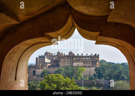 Blick auf den Orchha Fort Complex in Orchha in Madhya Pradesh, Indien. Stockfoto