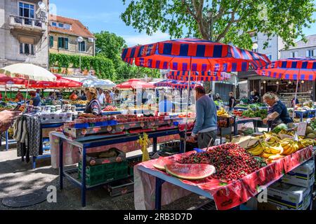 Frisches Obst und Gemüse zum Verkauf auf dem grünen Markt in der Nähe der östlichen Mauern des Diokletianpalastes in Split, Dalmatien, Kroatien. Stockfoto