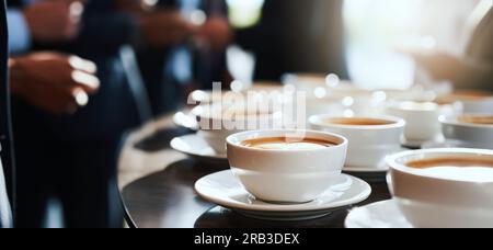 Kaffeepause bei einer Geschäftskonferenz. Catering-Service für Veranstaltungen. Banner mit Kopierbereich Stockfoto