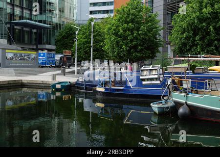 London - 05 28 2022: Hausboote liegen am Paddington Basin vor Stockfoto