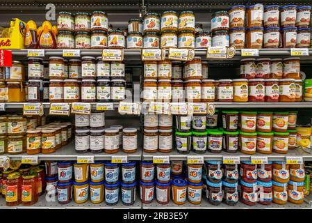 Italien - 06. Juli 2023: Marmelade und Marmelade in Glasgefäßen verschiedener Art und Marken in Regalen italienischer Supermärkte erhältlich Stockfoto