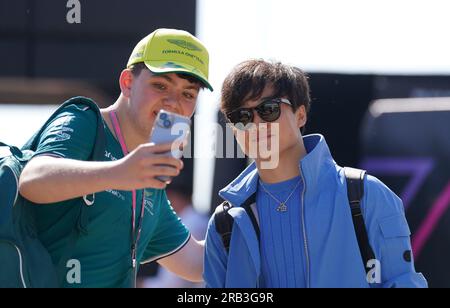 Yuki Tsunoda von AlphaTauri hat ein Foto mit einem Fan, der vor dem britischen Grand Prix 2023 in Silverstone, Towcester, zum Trainingstag ankommt. Bilddatum: Freitag, 7. Juli 2022. Stockfoto