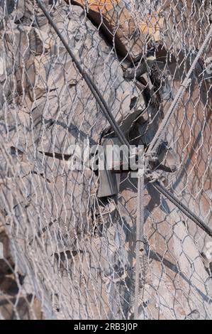 Metallnetz für Steinschlagschutz Stockfoto
