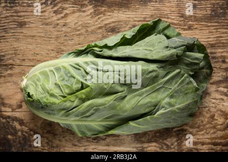 Britisches Frühlingsgrün, das in einem Supermarkt gekauft und auf einem Holzbrett ausgestellt wurde. England GB Stockfoto