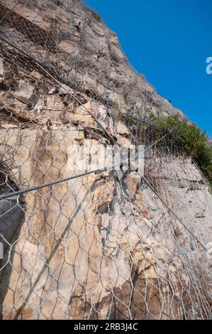 Metallnetz für Steinschlagschutz Stockfoto