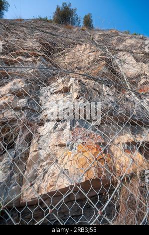 Metallnetz für Steinschlagschutz Stockfoto