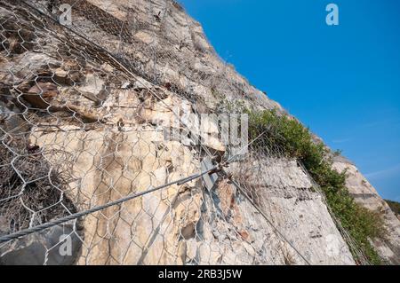 Metallnetz für Steinschlagschutz Stockfoto