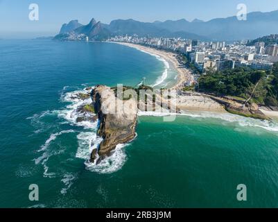 Luftaufnahme von Rio de Janeiro, Ipanema Beach, Pedra do Arpoador, Diabo Beach. Wolkenkratzer, Strände und Natur, Surfer im Wasser. 06-07-2023. Brasilien Stockfoto