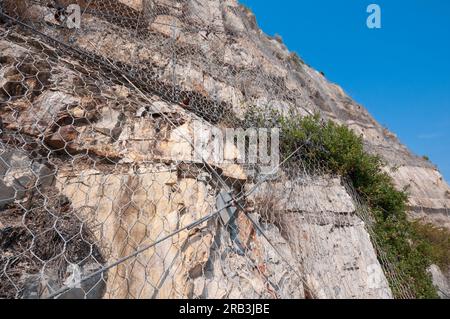 Metallnetz für Steinschlagschutz Stockfoto