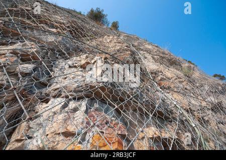 Metallnetz für Steinschlagschutz Stockfoto