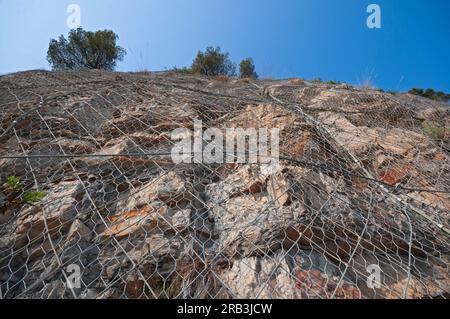 Metallnetz für Steinschlagschutz Stockfoto