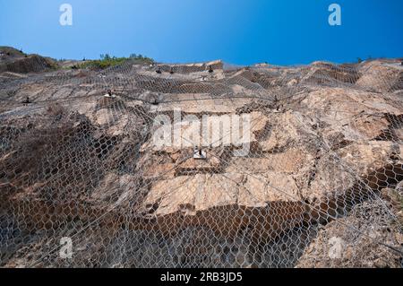 Metallnetz für Steinschlagschutz Stockfoto