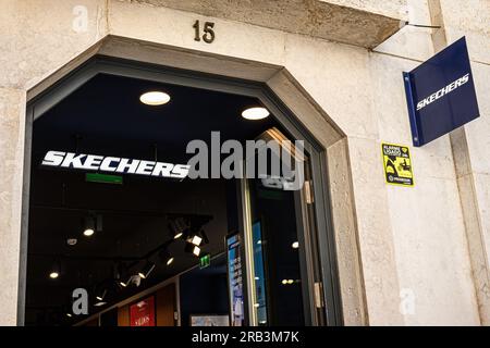 LISSABON, PORTUGAL - 23. JUNI 2023: Skechers Store im historischen Stadtzentrum von Rua Augusta, Lissabon. Skechers USA, Inc. Ist ein amerikanisches Schuhunternehmen. Stockfoto