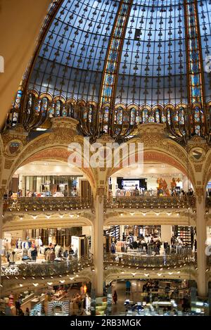 Das atemberaubende Interieur des Einkaufszentrums Galeries Lafayette in Paris Stockfoto