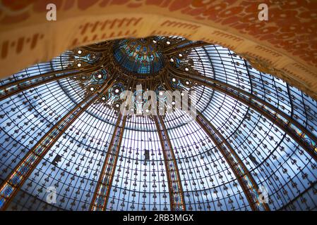 Das atemberaubende Glasdach des Einkaufszentrums Galeries Lafayette in Paris Stockfoto