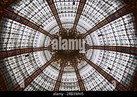 Das atemberaubende Glasdach des Einkaufszentrums Galeries Lafayette in Paris Stockfoto