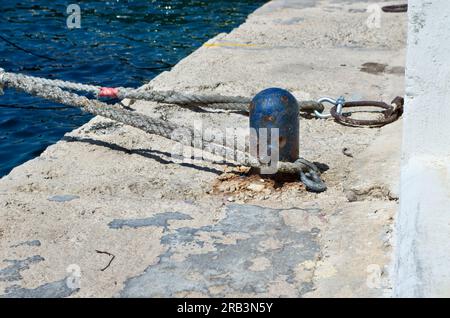 Poller und Seile zum Anlegen an einem Kai auf der Insel Malta. Stockfoto