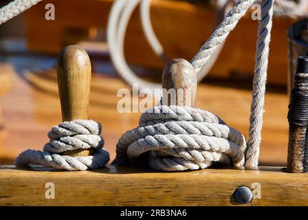 Detaildarstellung der Anlegeseile und Poller auf einem verankerten Segelschiff. Stockfoto