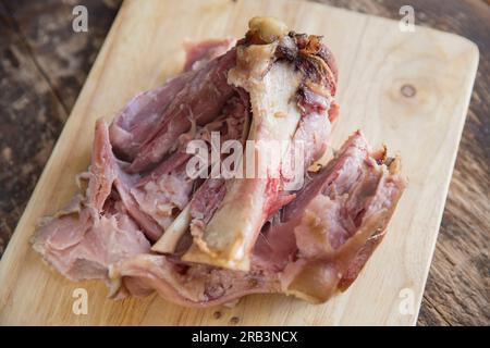 Ein britischer Gammonschaft, der langsam gekocht und abgekühlt wurde, bevor eine hausgemachte Terrine hergestellt wird. England GB Stockfoto