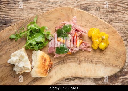 Ein hausgemachter britischer Gammonschaft, der langsam in Wasser gekocht wurde, Weißweinessig, Lorbeerblätter, Koriandersamen und schwarzer Paprika, um einen Teller zu machen Stockfoto