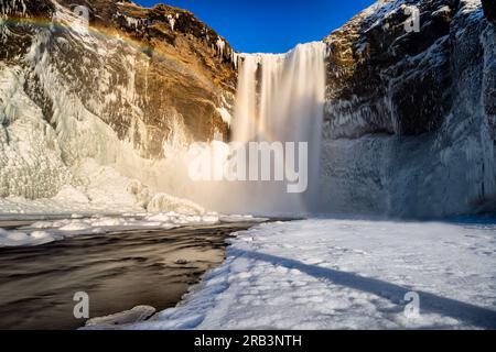 Wasserfall und Regenbogen in Island Stockfoto