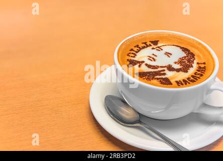 nagasaki, kyushu - 14 2022. dez.: Cappuccino-Kaffeetasse mit Zimtpulver Schablonenbild einer Zeichnung des japanischen Samurai Sakamoto Ryōma Helden von N Stockfoto