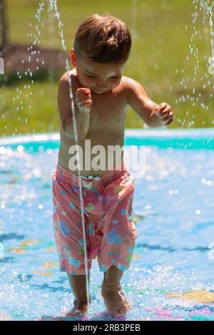 Sommerspaß im Garten mit dem Spritzschutz Stockfoto