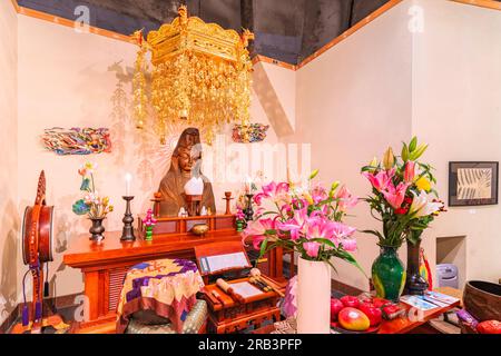 kanagawa, oofuna - 25. dezember 2022: Meditative Holzbüste der japanischen buddhistischen Göttin der Barmherzigkeit Byakue Kannon bodhisattva unter einem goldenen Tengai-Buckel Stockfoto