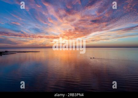 Kajaktour in der Mobile Bay bei Sonnenuntergang in Daphne, Alabama Stockfoto