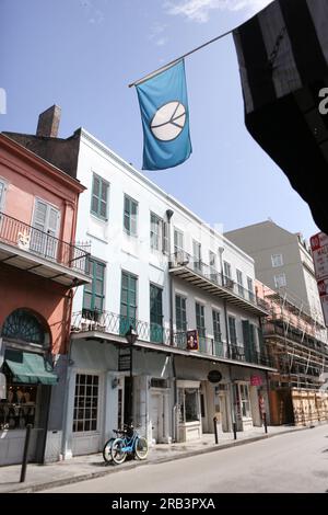 In New Orleans hängt die Flagge mit dem Friedenszeichen vom Balkon Stockfoto